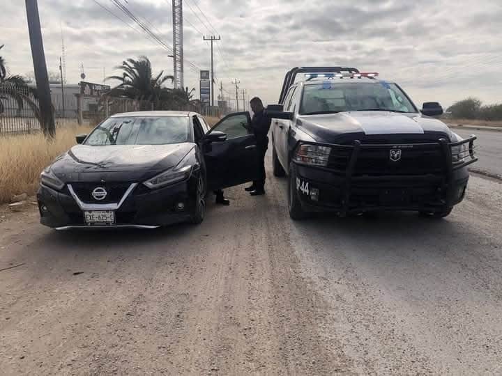 Policías de Nava auxilian a joven tras avería en carretera