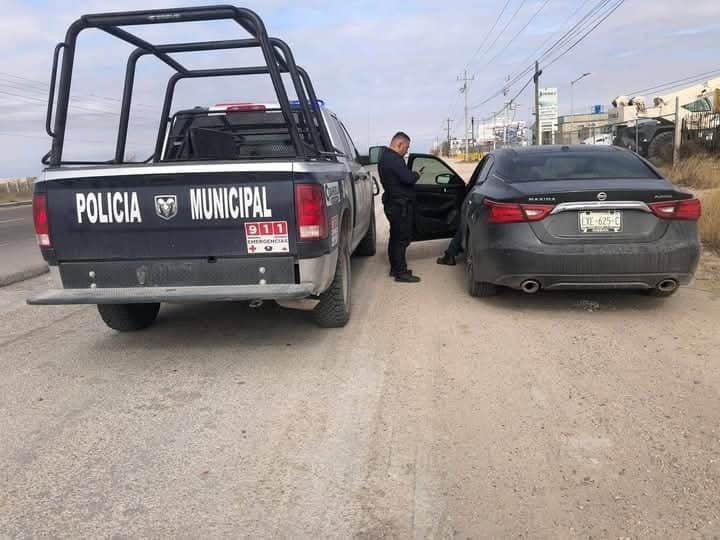 Policías de Nava auxilian a joven tras avería en carretera