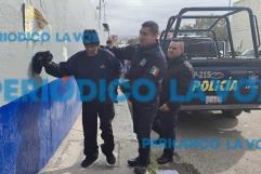 Policías logran ´milagro´ hacen caminar a viejito