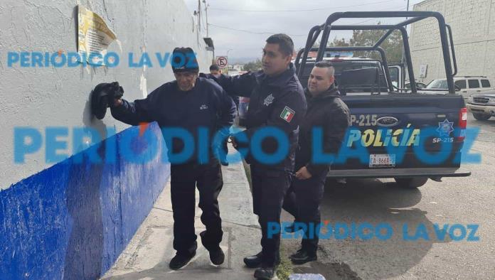 Policías logran ´milagro´ hacen caminar a viejito