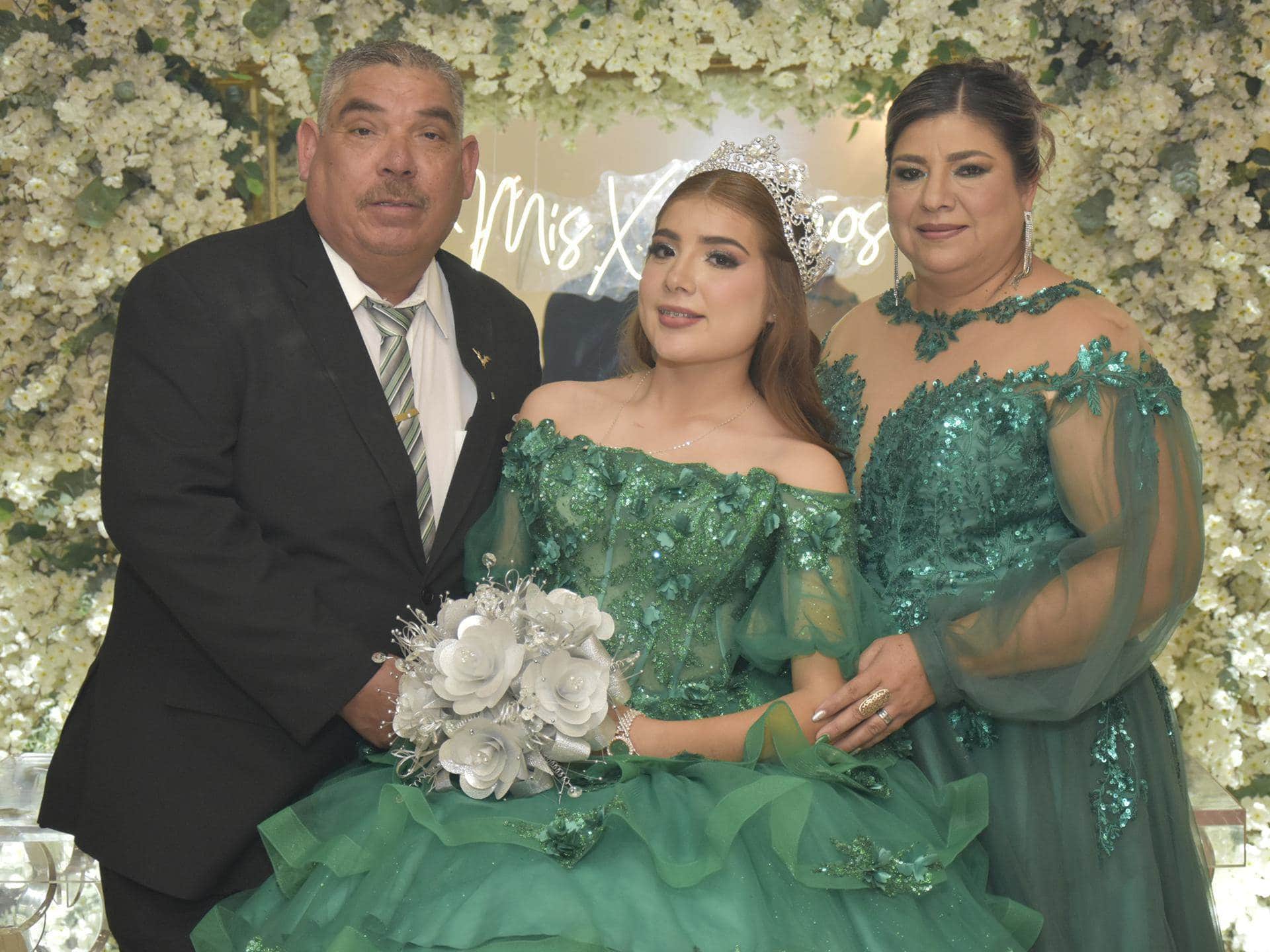 Acomáñada de sus padres.
