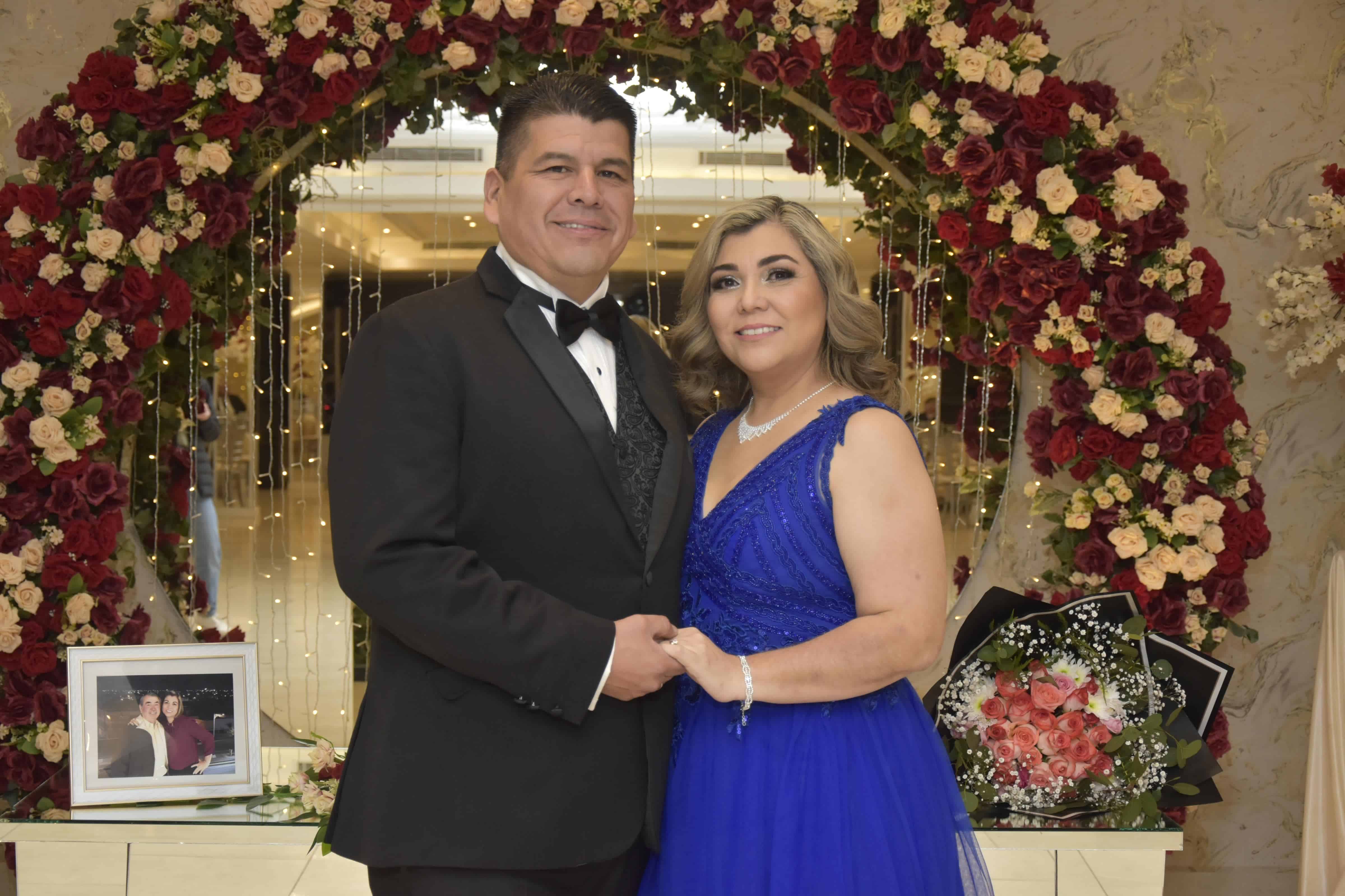 Acompañada de su esposo.