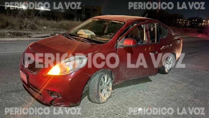 Rebota auto en camellón