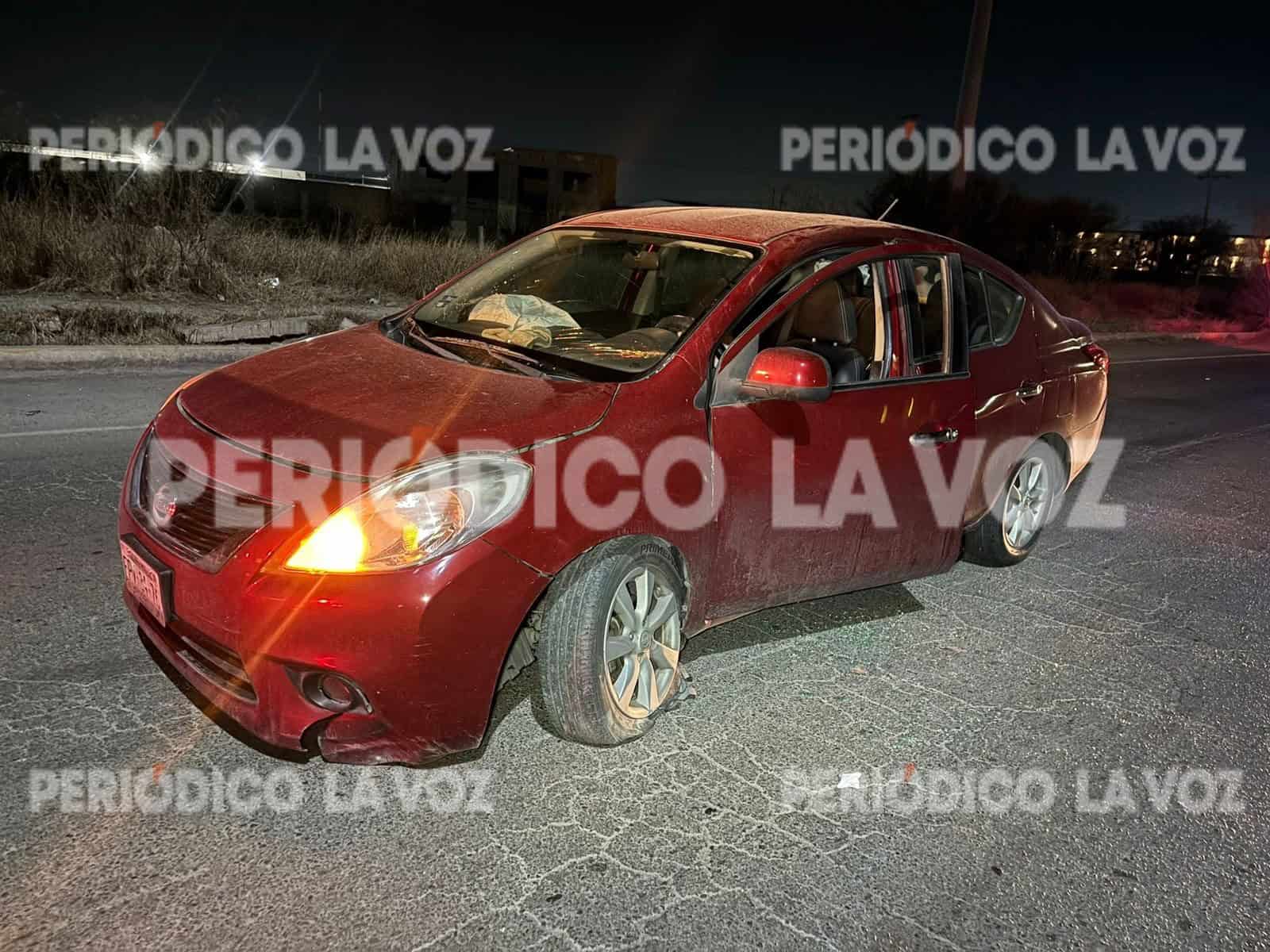 Rebota auto en camellón