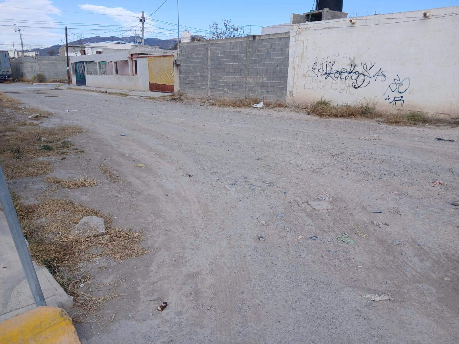 El polvo y la tierra se levantan cuando pasan los automóviles.
