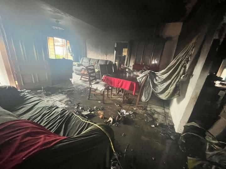 El incendio acabó con muebles y recuerdos de las adultas mayores.