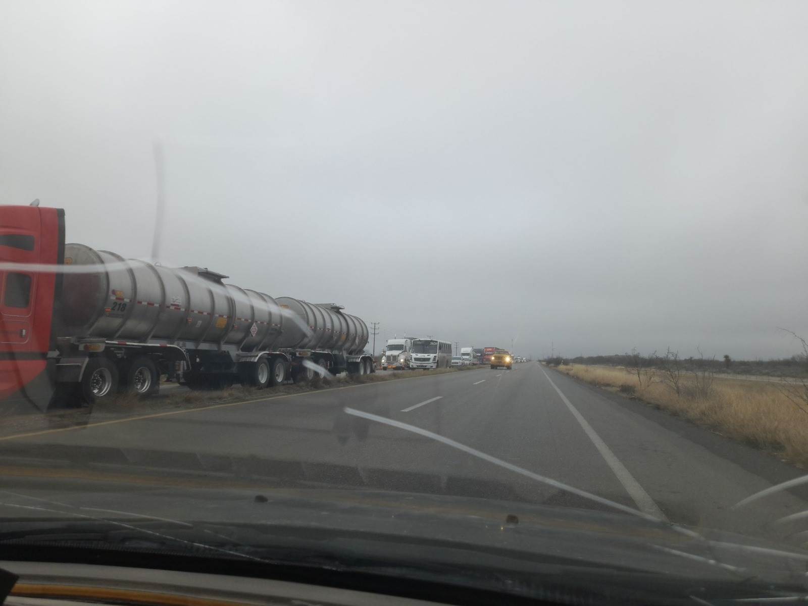 Accidente bloquea la carretera 57 en Nava y afecta el flujo laboral en la región