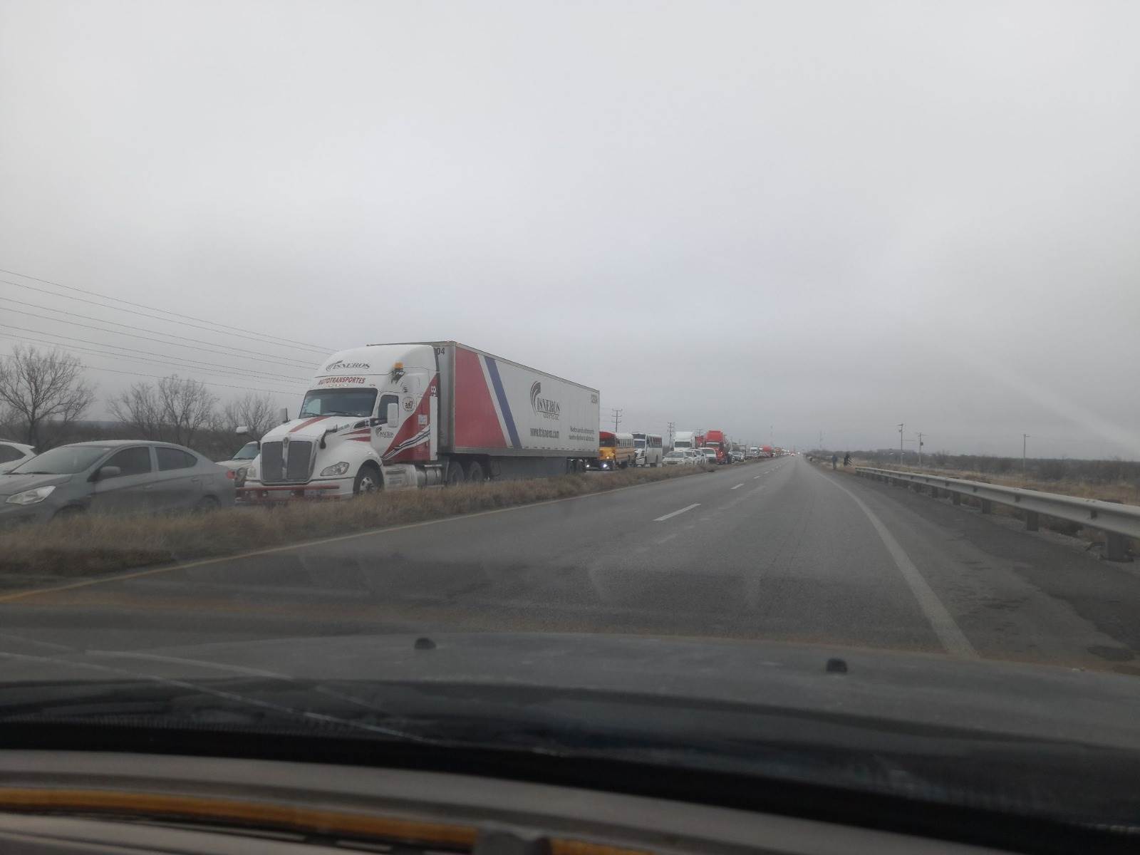 Accidente bloquea la carretera 57 en Nava y afecta el flujo laboral en la región