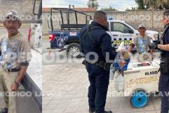 Policías de Monclova ayudan a vendedor de helados tras percance con su carrito