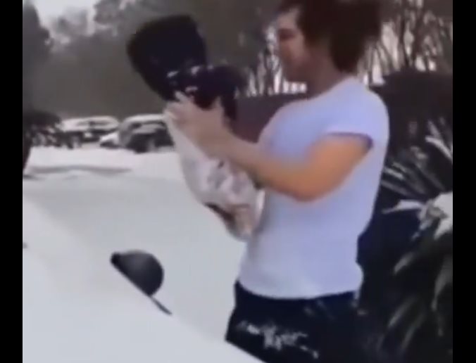 Investigan a sujeto que uso a su bebe para limpiar la nieve de su auto