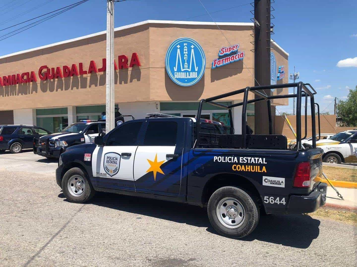 Investigan a dos mujeres por robo en farmacia 