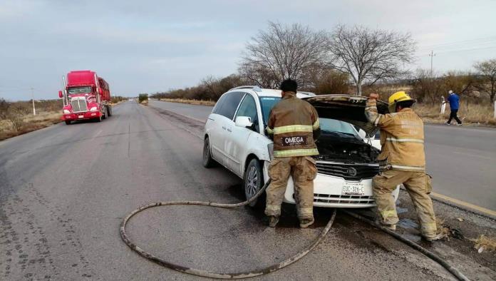 Incendio en vehículo moviliza a cuerpos de emergencia