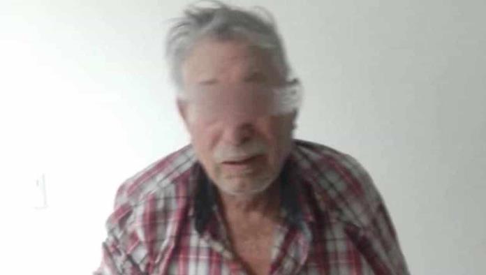 Nietas golpean a su abuelo y lo abandonan en plaza de Múzquiz