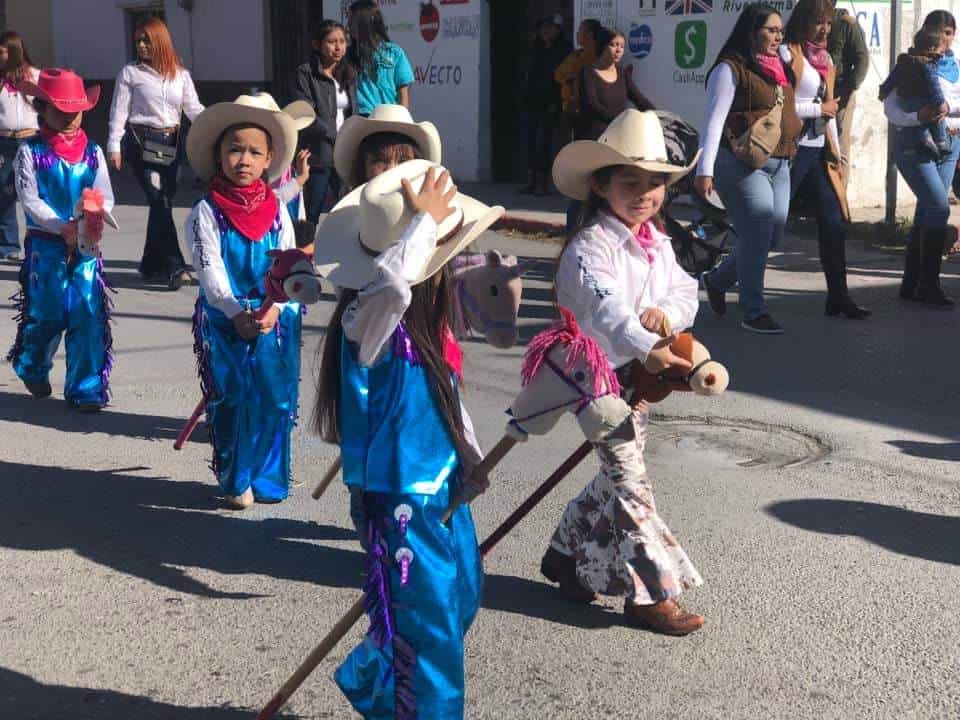 Niños celebran aniversario de Zaragoza con mini cabalgata