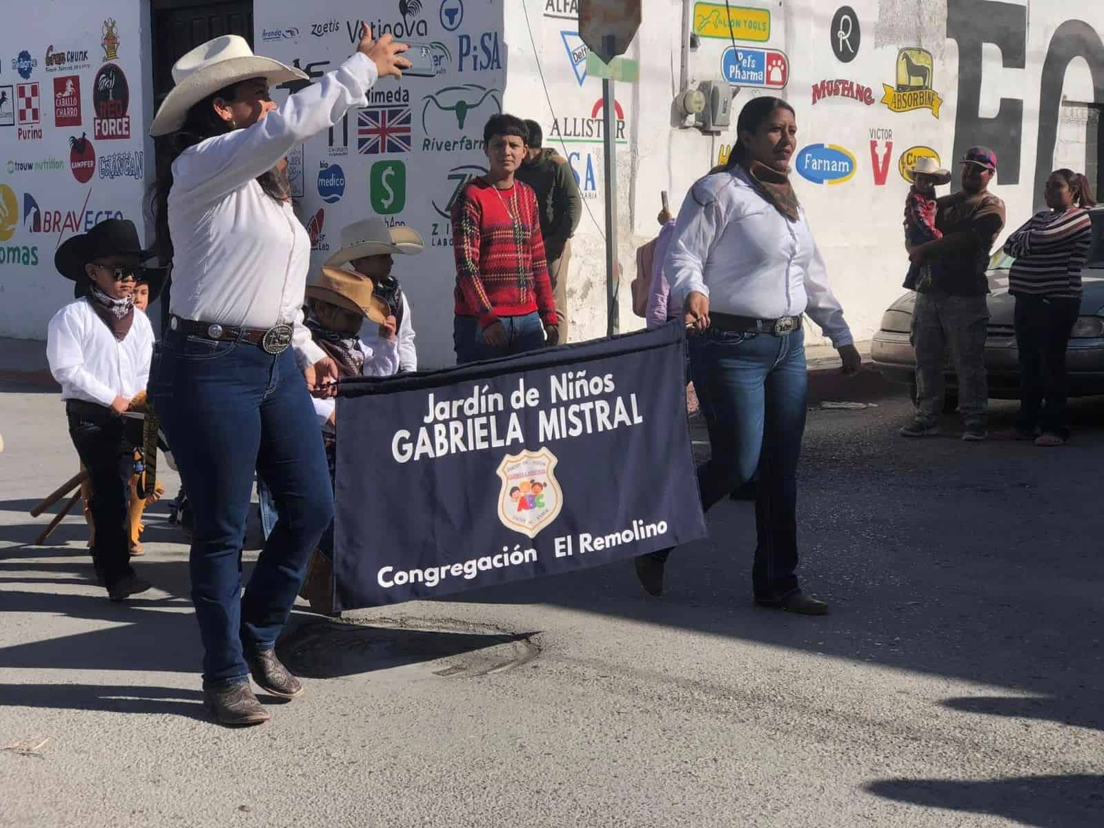 Niños celebran aniversario de Zaragoza con mini cabalgata