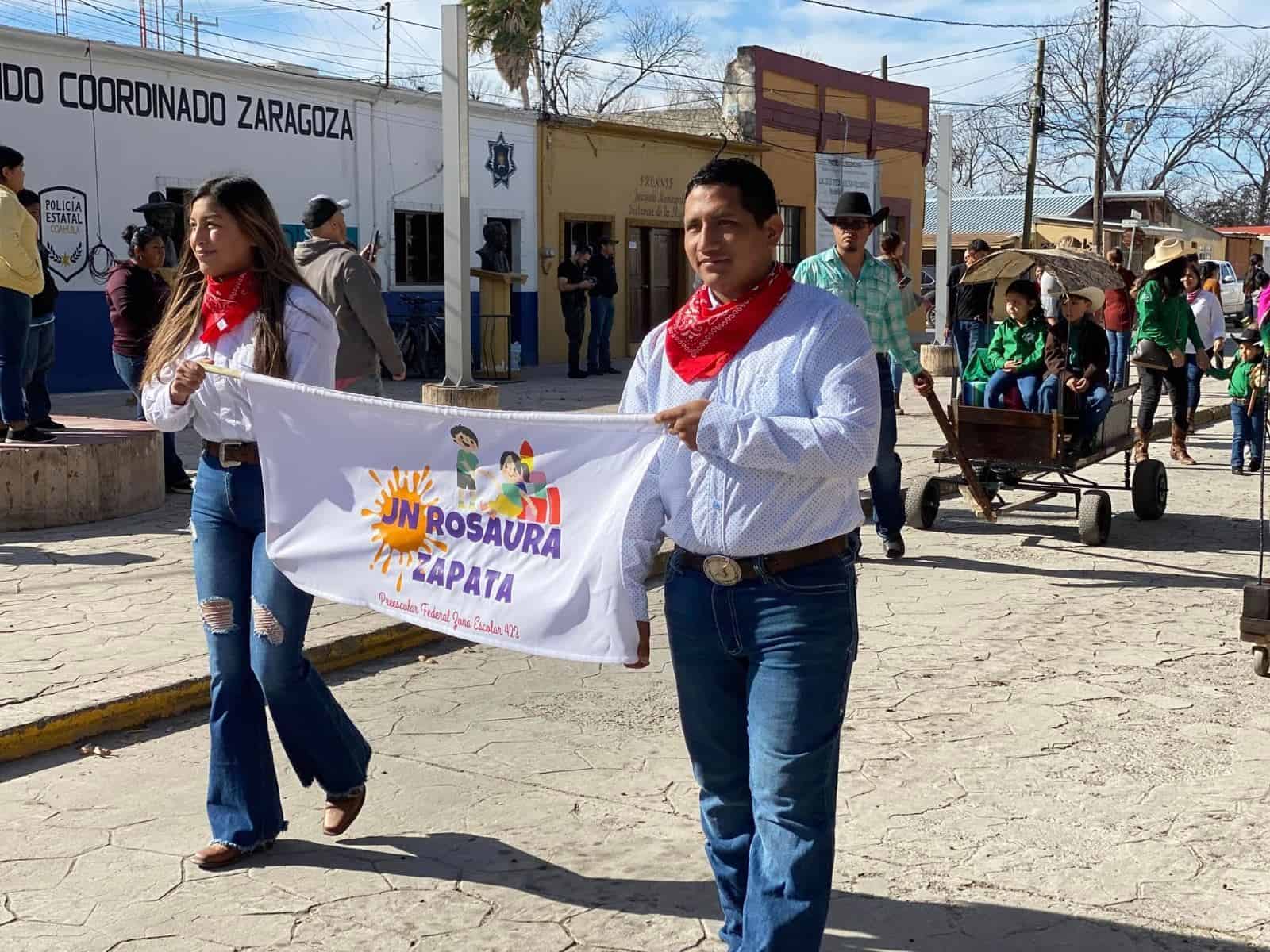 Niños celebran aniversario de Zaragoza con mini cabalgata