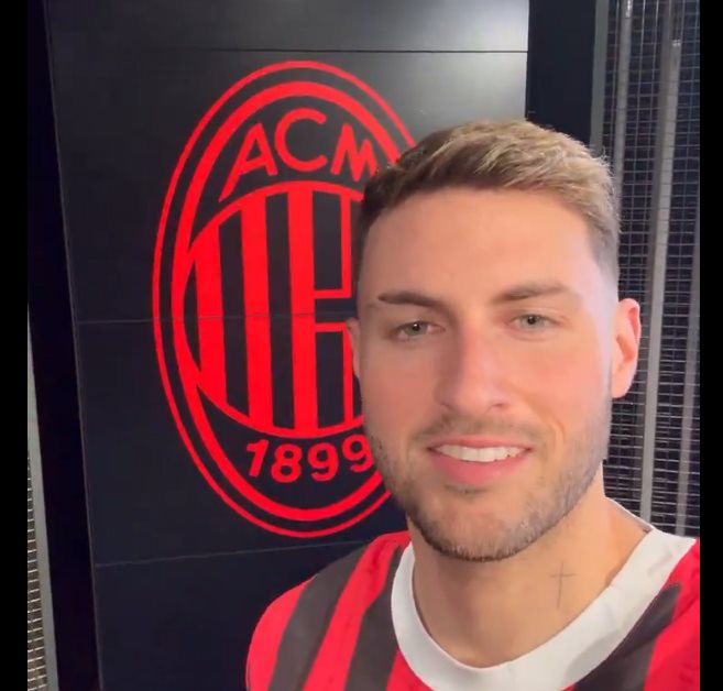 AC Milan presenta a Santi Giménez