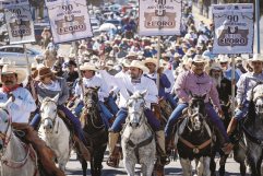 Participan cientos en cabalgata del ejido El Oro