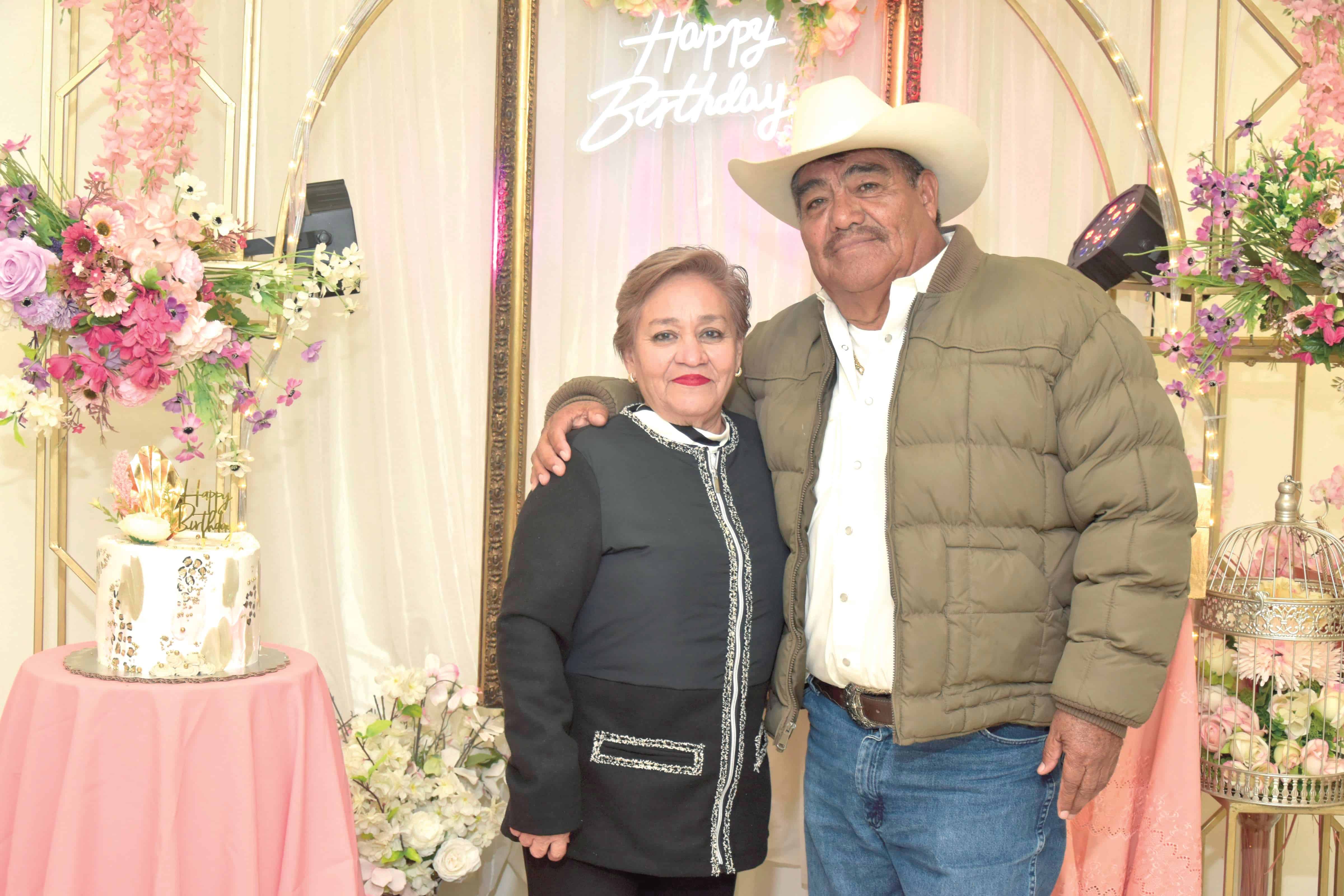 Su inseparable esposo.
