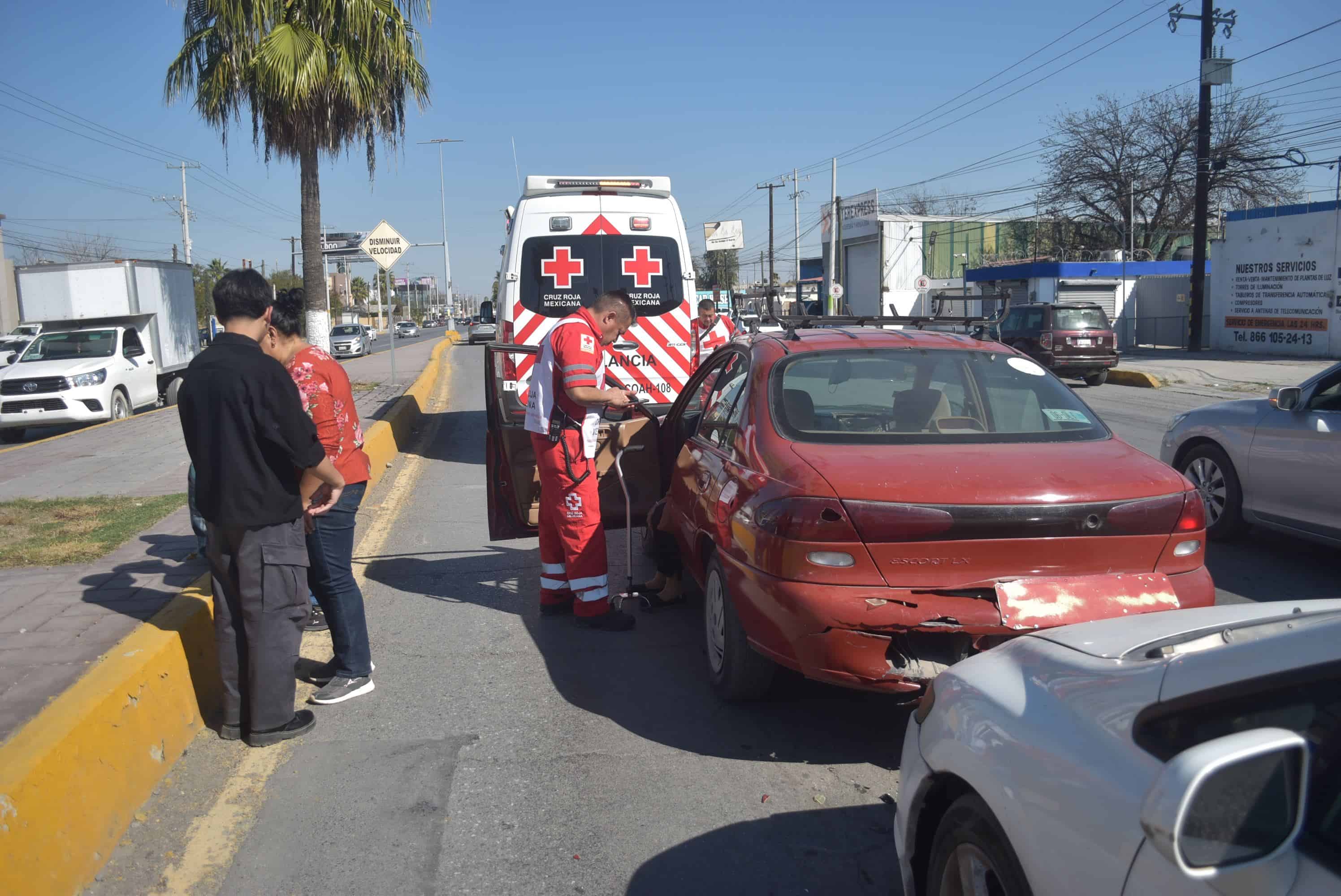 Lesiona a matrimonio en choque por alcance