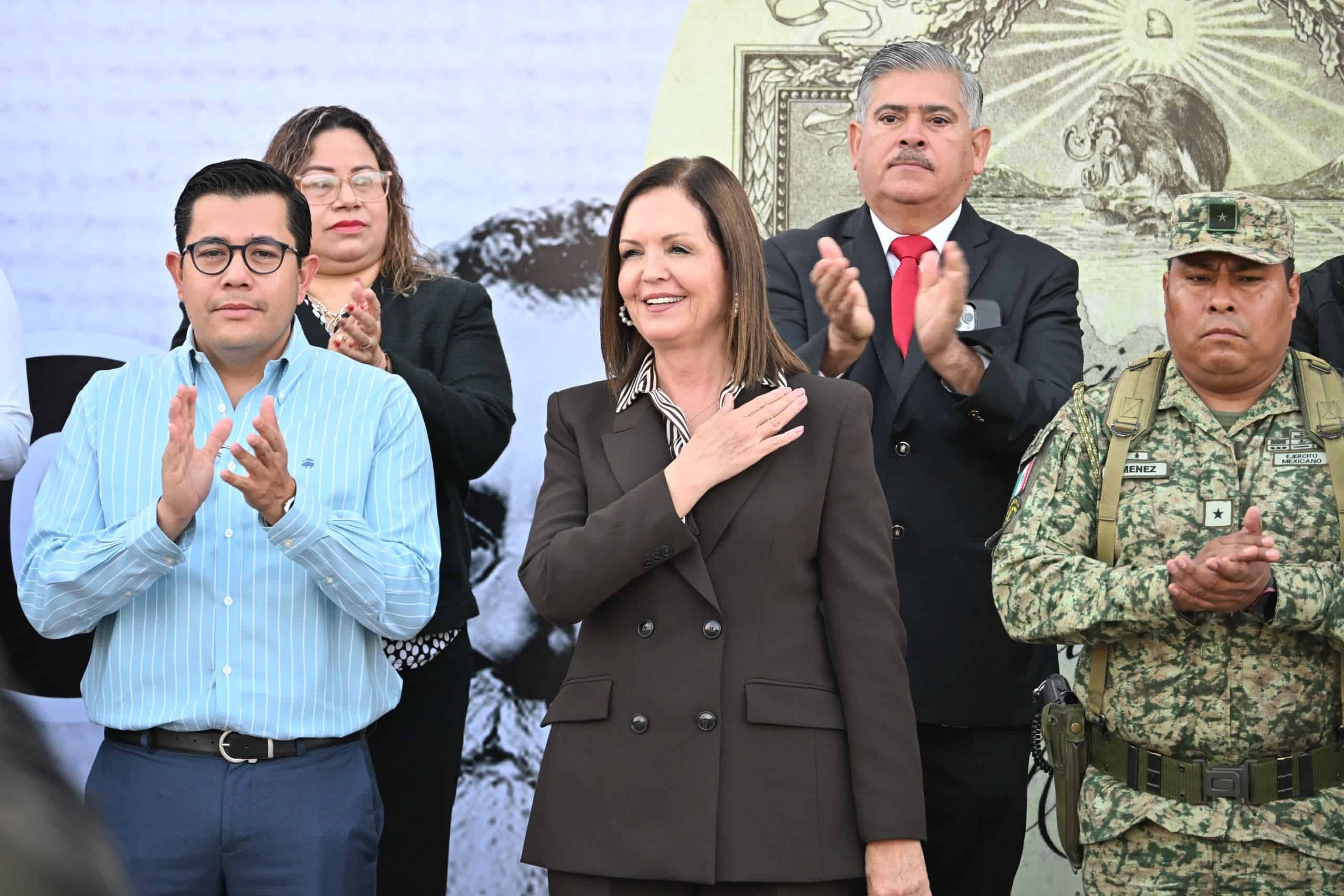 La alcaldesa Sari Pérez presidió la ceremonia de conmemoración a la Constitución de 1017.