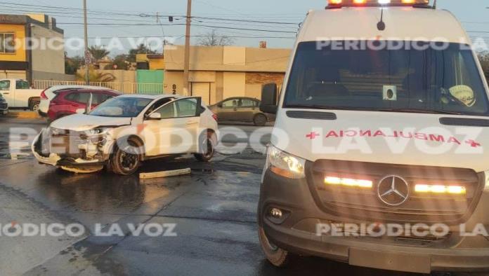 La choca camioneta por ´volarse´ rojo