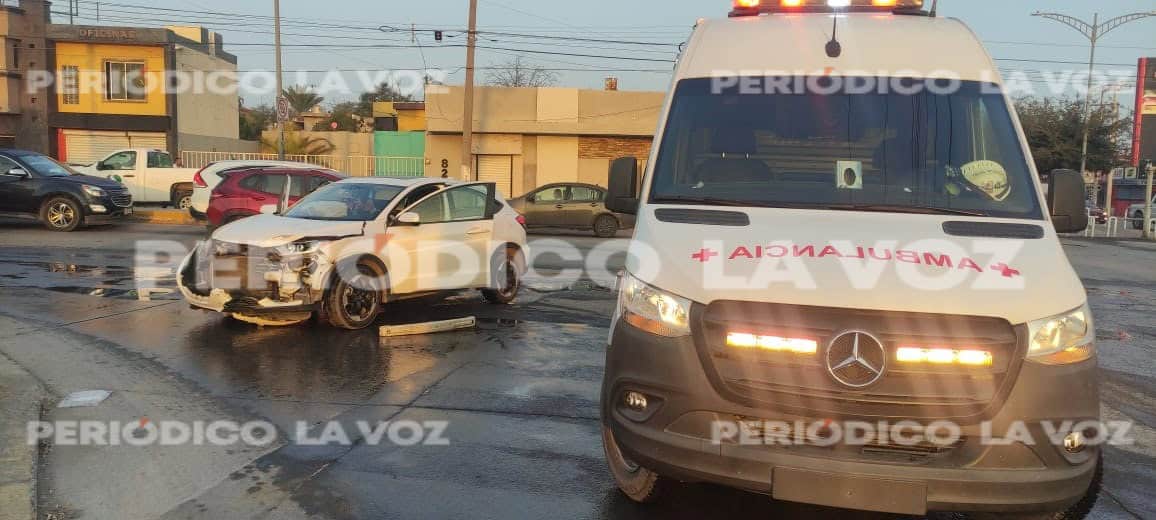 La choca camioneta por ´volarse´ rojo