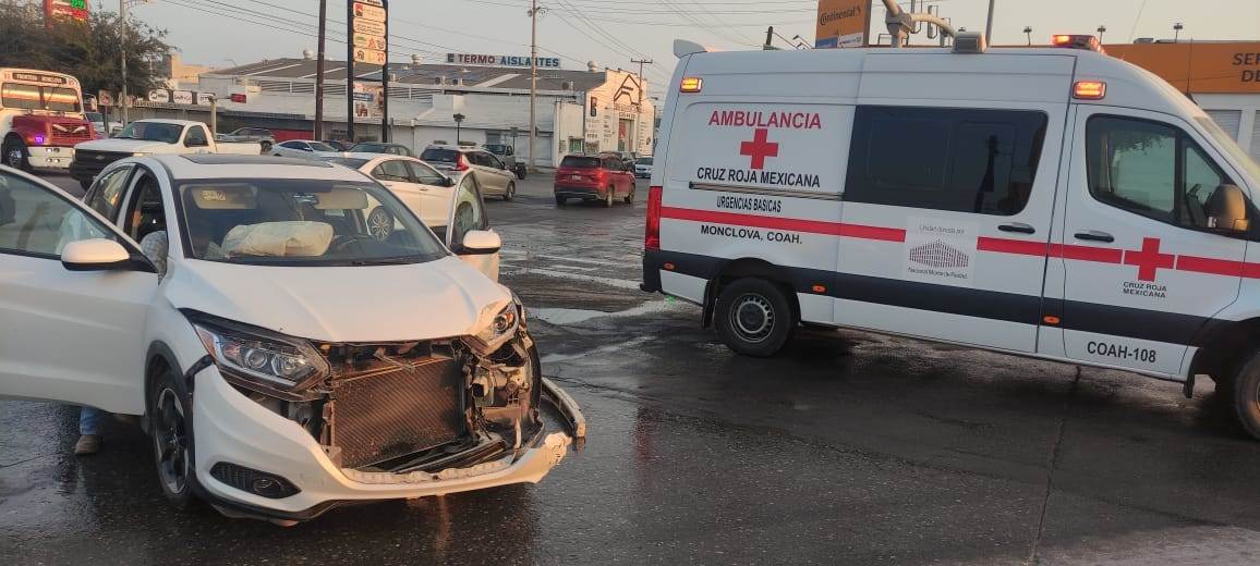 La choca camioneta por ´volarse´ rojo