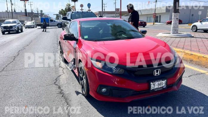 Le incrusta placa a auto en choque