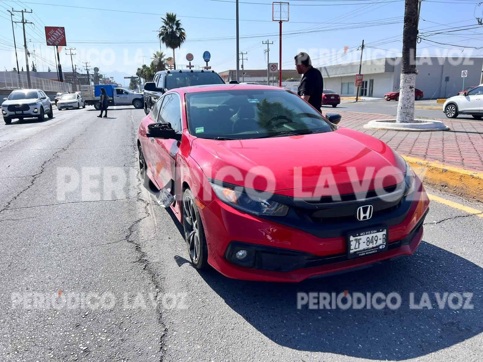 Le incrusta placa a auto en choque