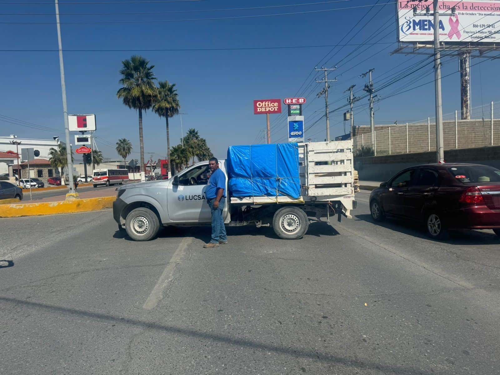 Le incrusta placa a auto en choque