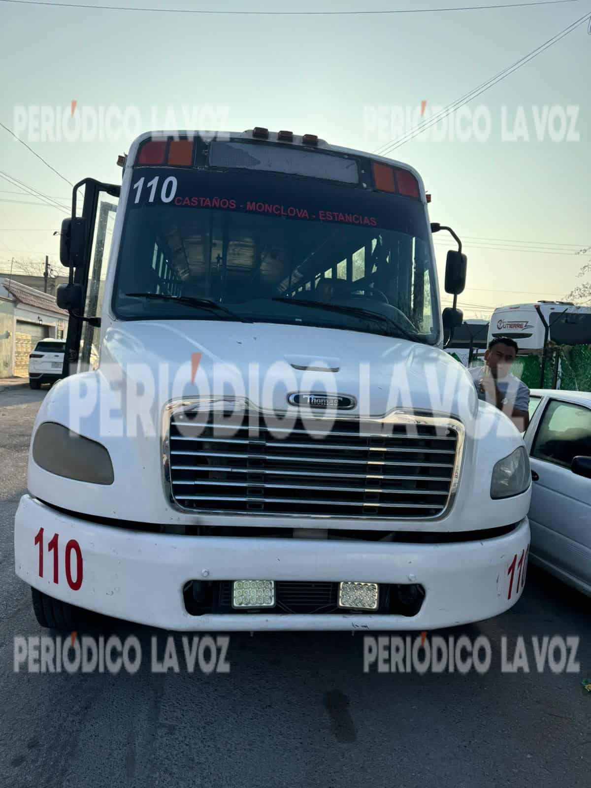 Camión de transporte se estrella contra auto