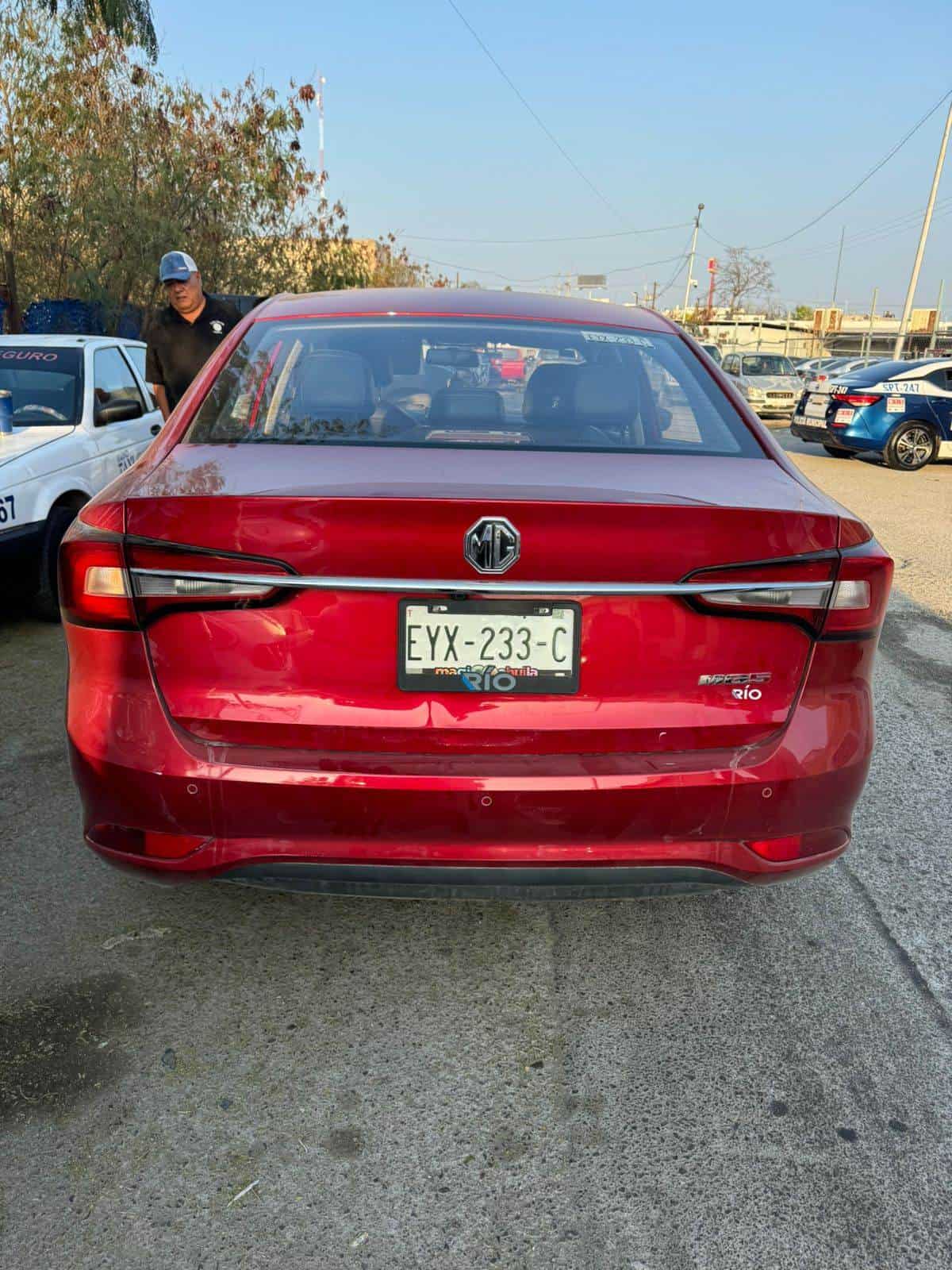 Camión de transporte se estrella contra auto