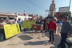 Marchan pensionados al monumento V. Carranza