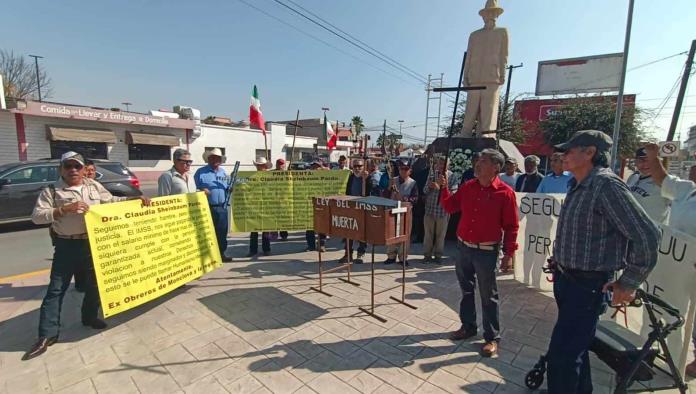 Marchan pensionados al monumento V. Carranza