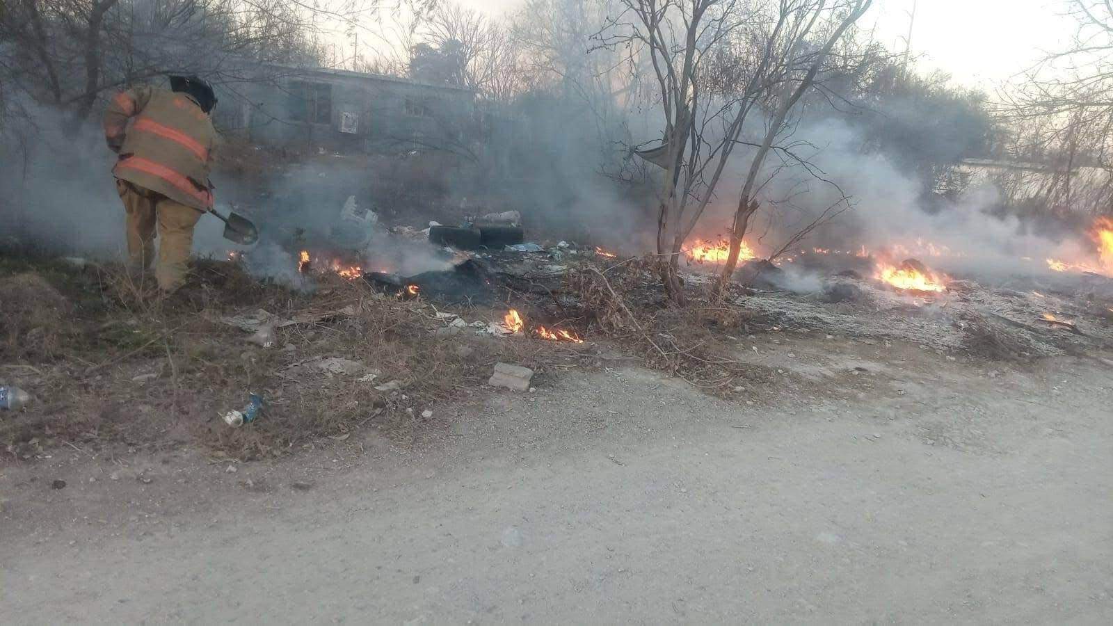 Protección Civil y Bomberos controlan tres incendios de zacatal en Allende