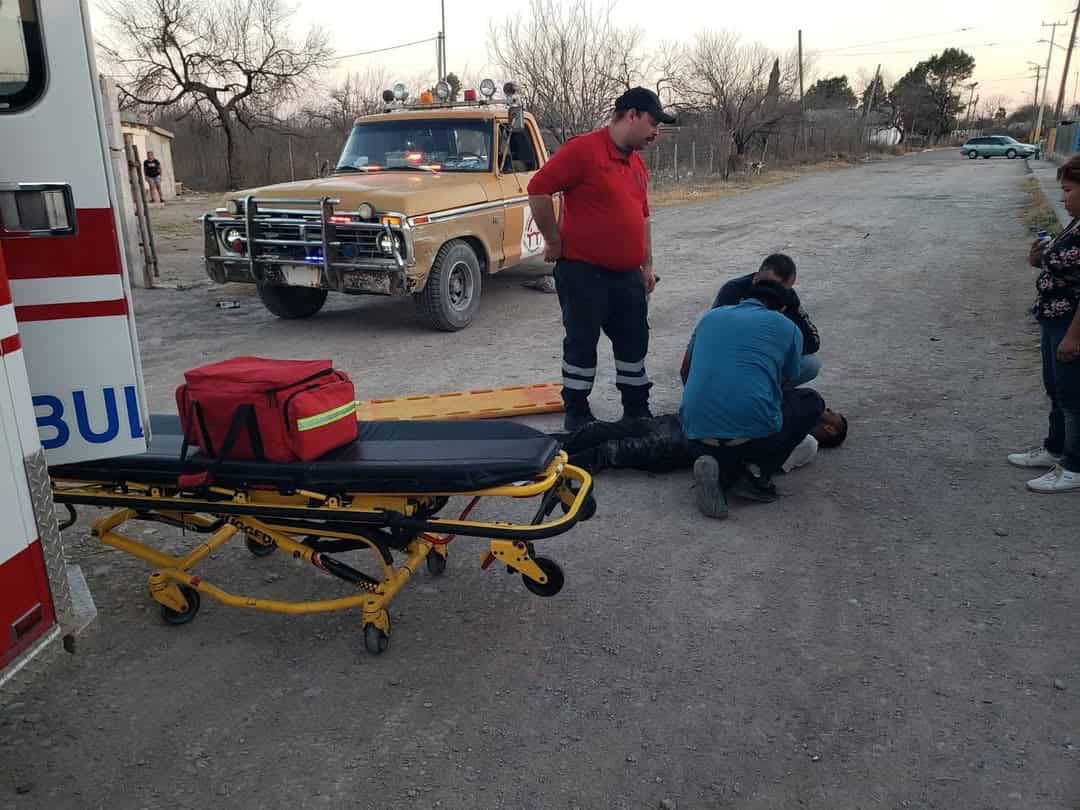 Motociclista resulta lesionado tras caída en Ejido La Tembladora de Allende