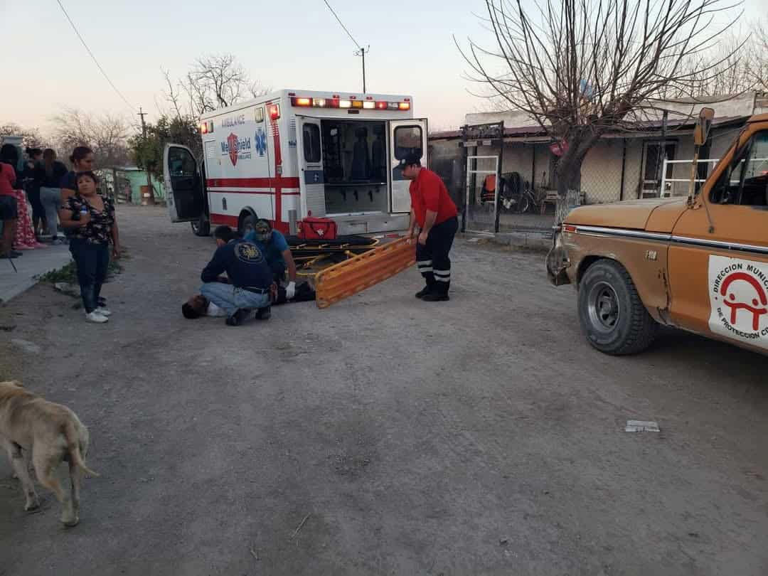 Motociclista resulta lesionado tras caída en Ejido La Tembladora de Allende