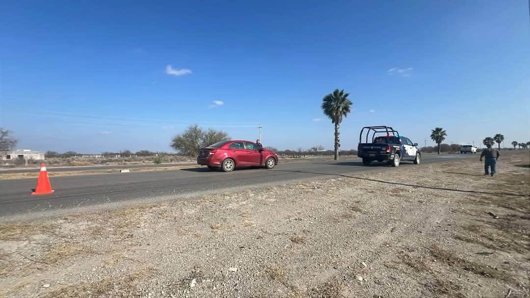 Vidrio cae de camión y genera riesgo vial en la carretera Morelos-Allende