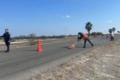 Vidrio cae de camión y genera riesgo vial en la carretera Morelos-Allende