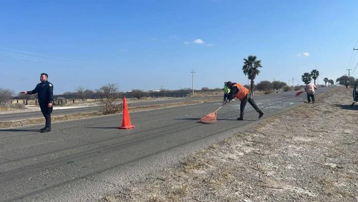 Vidrio cae de camión y genera riesgo vial en la carretera Morelos-Allende