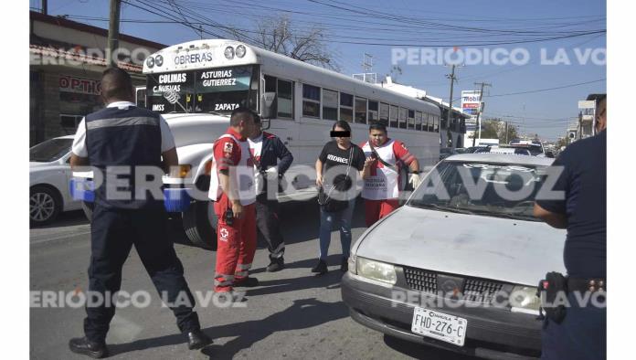 Embiste a empleada de zapatería Andrea