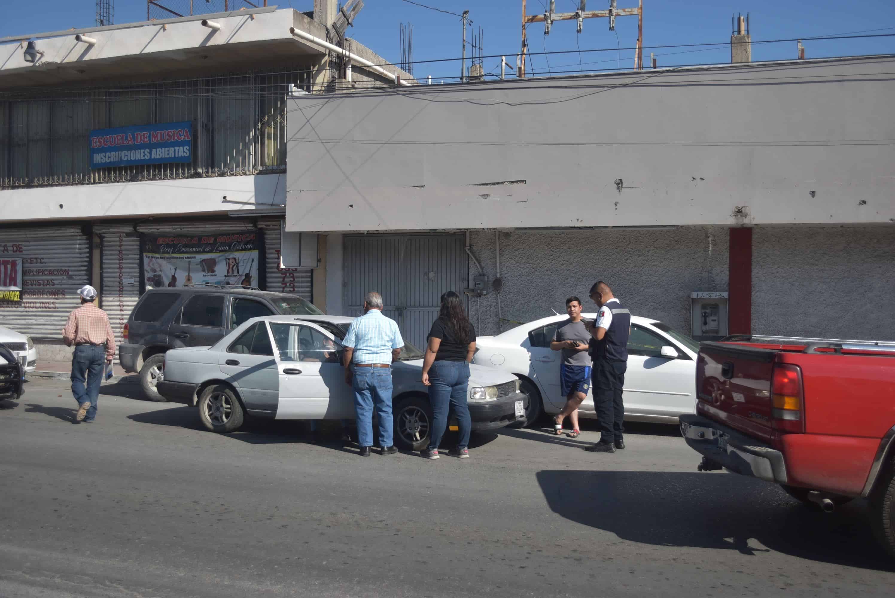 Embiste a empleada de zapatería Andrea