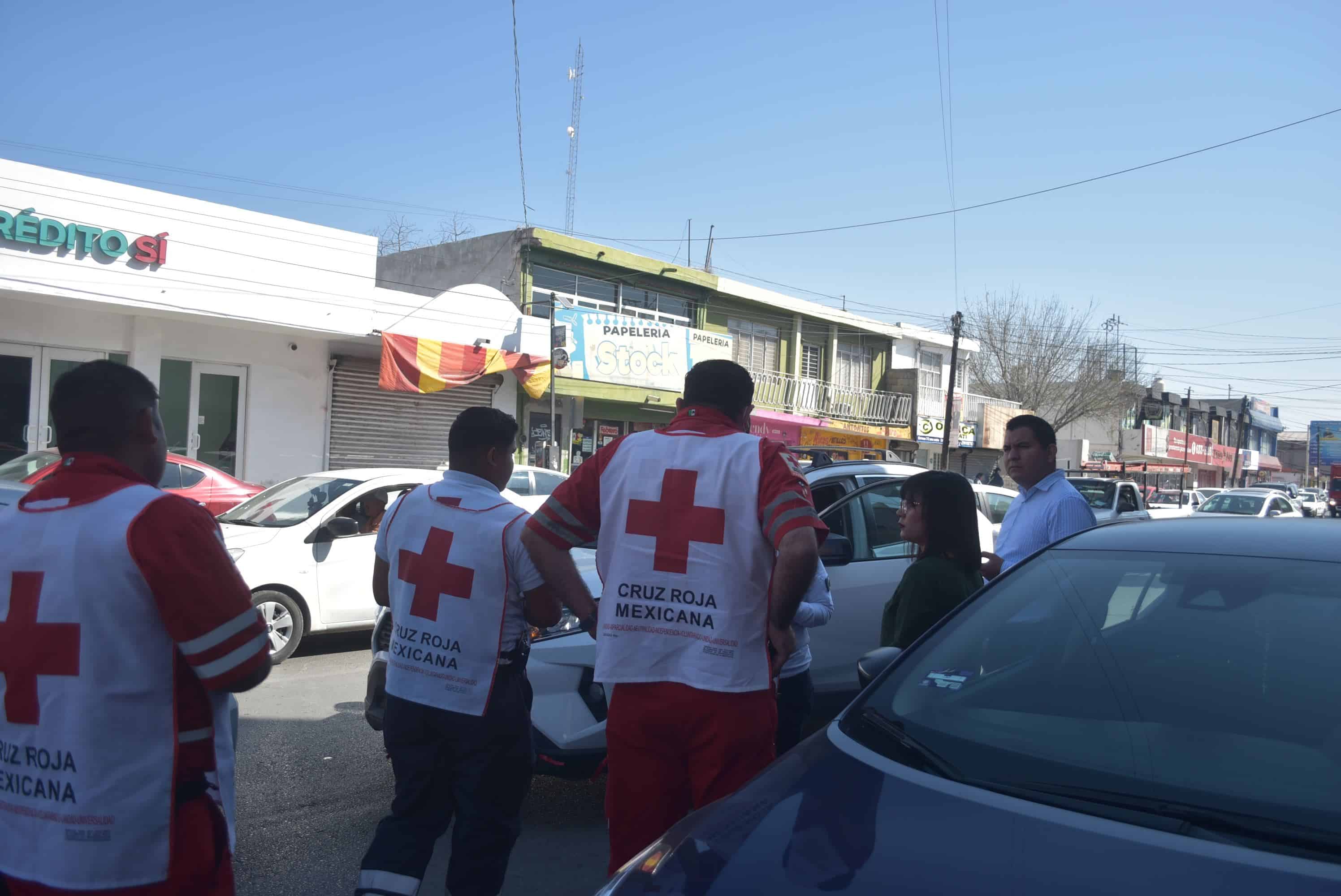 Le pega a auto al llegar a semáforo