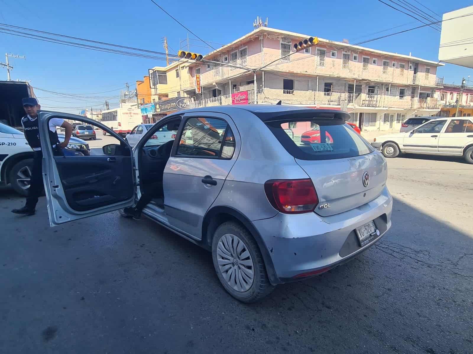 Le pega a auto al llegar a semáforo