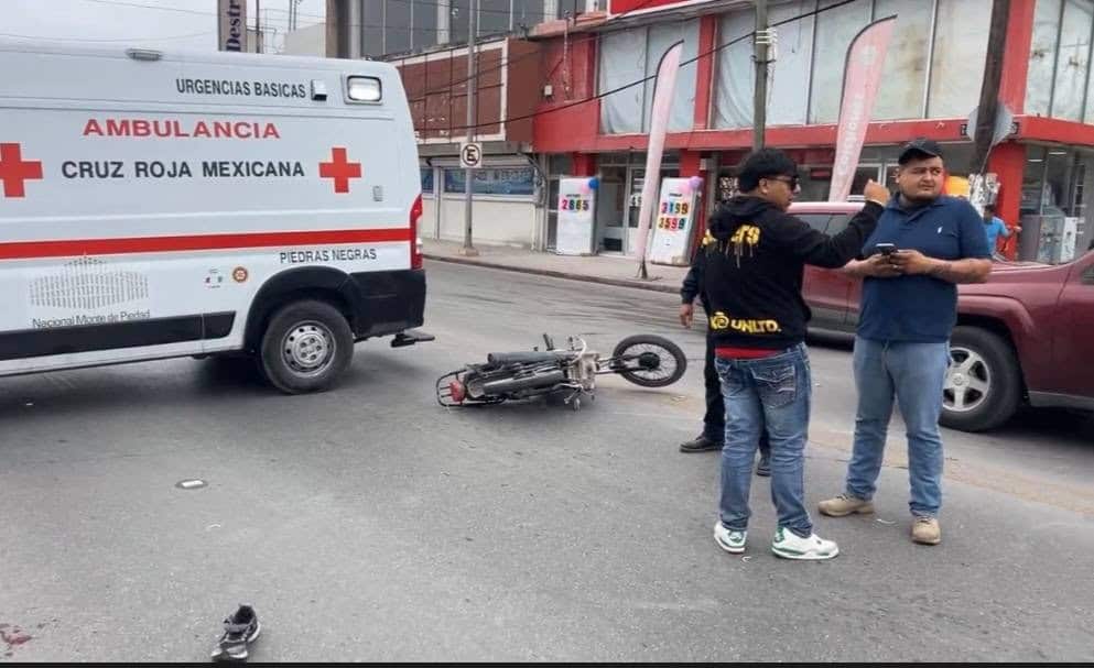 Embiste pickup a motociclista en la Burócratas