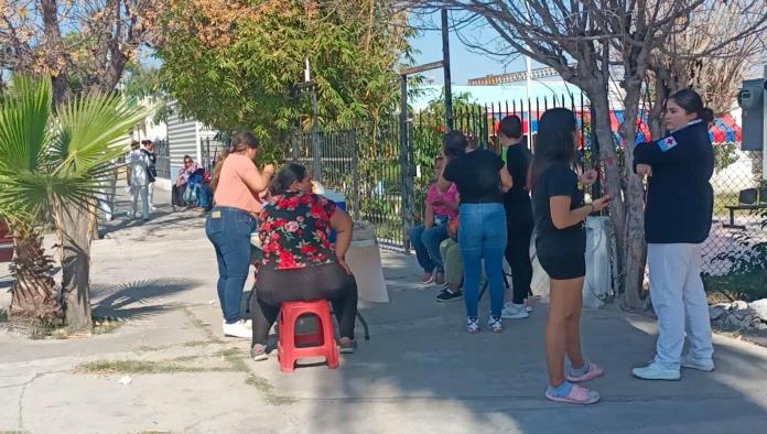 Acampan en exterior de escuela de enfermería