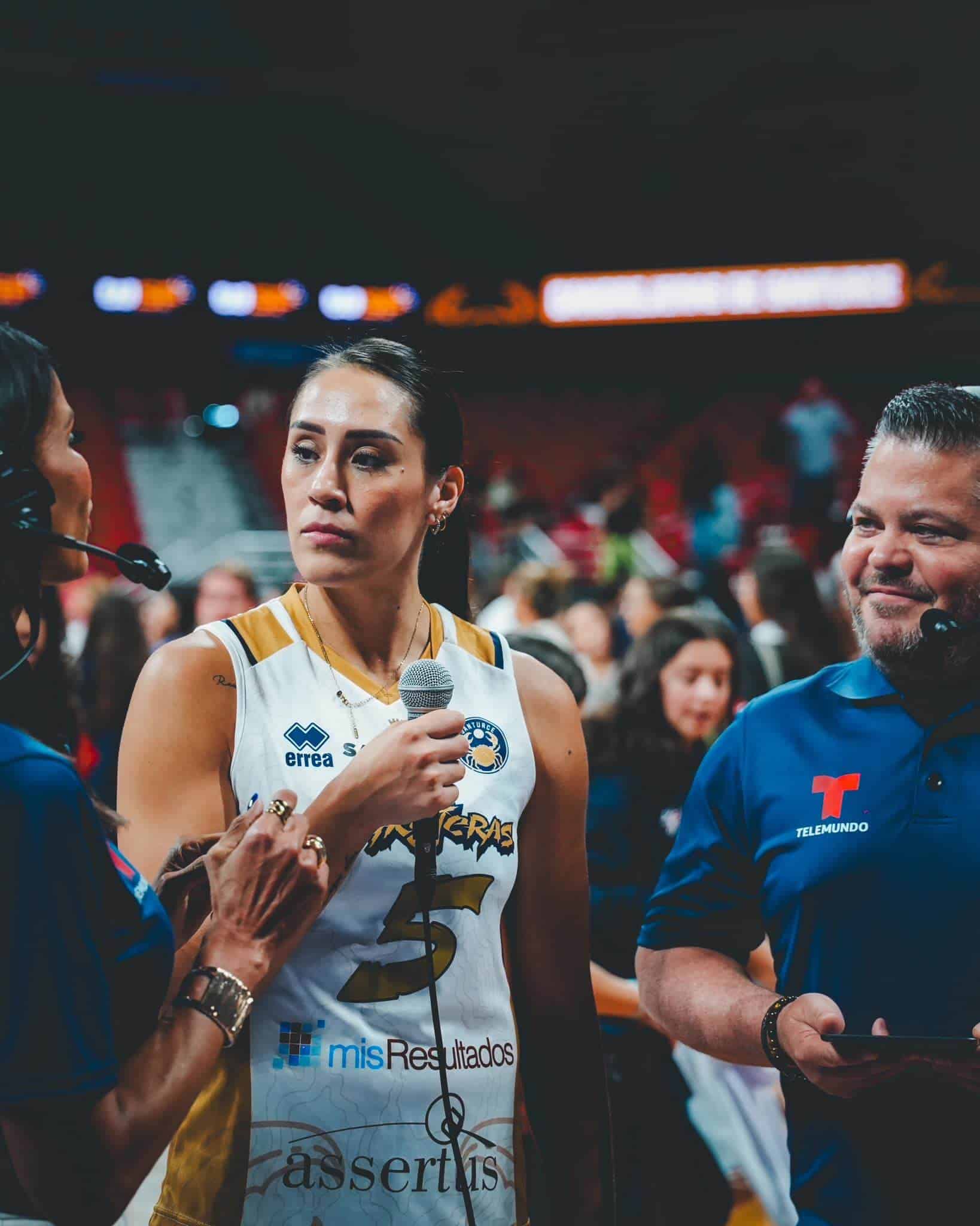 Andrea Rangel sigue destacando en el voleibol de Puerto Rico, donde juega para las Cangrejeras de Santurce.