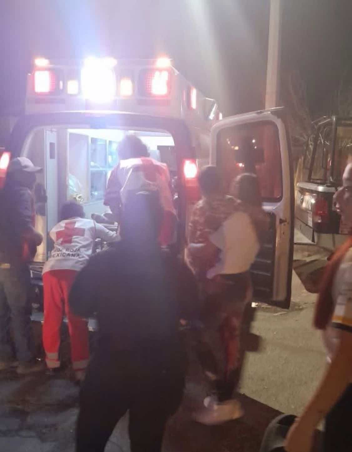 Paramédicos de la Cruz Roja auxiliaron a las víctimas.
