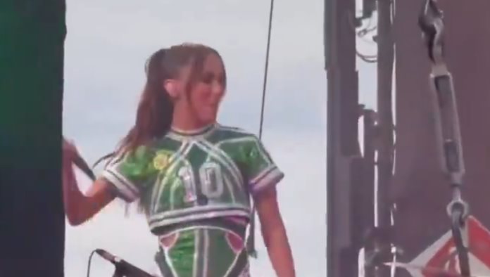 Anitta lanza su micrófono a su equipo en pleno concierto